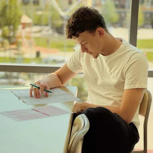 Estudiante leyendo el plan de estudio BUAP