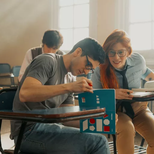 Estudiantes leyendo los aciertos mínimos a la UNAM