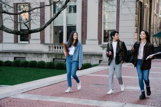 Estudiantes saliendo del examen EDIEMS