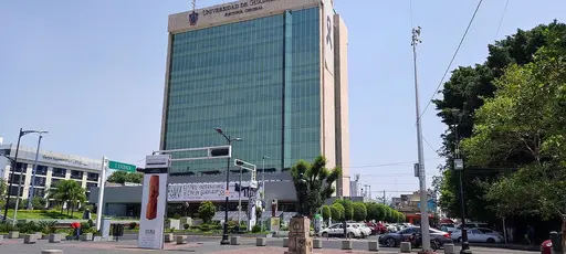 edificio de la universidad de guadalajara en periodo de admisión